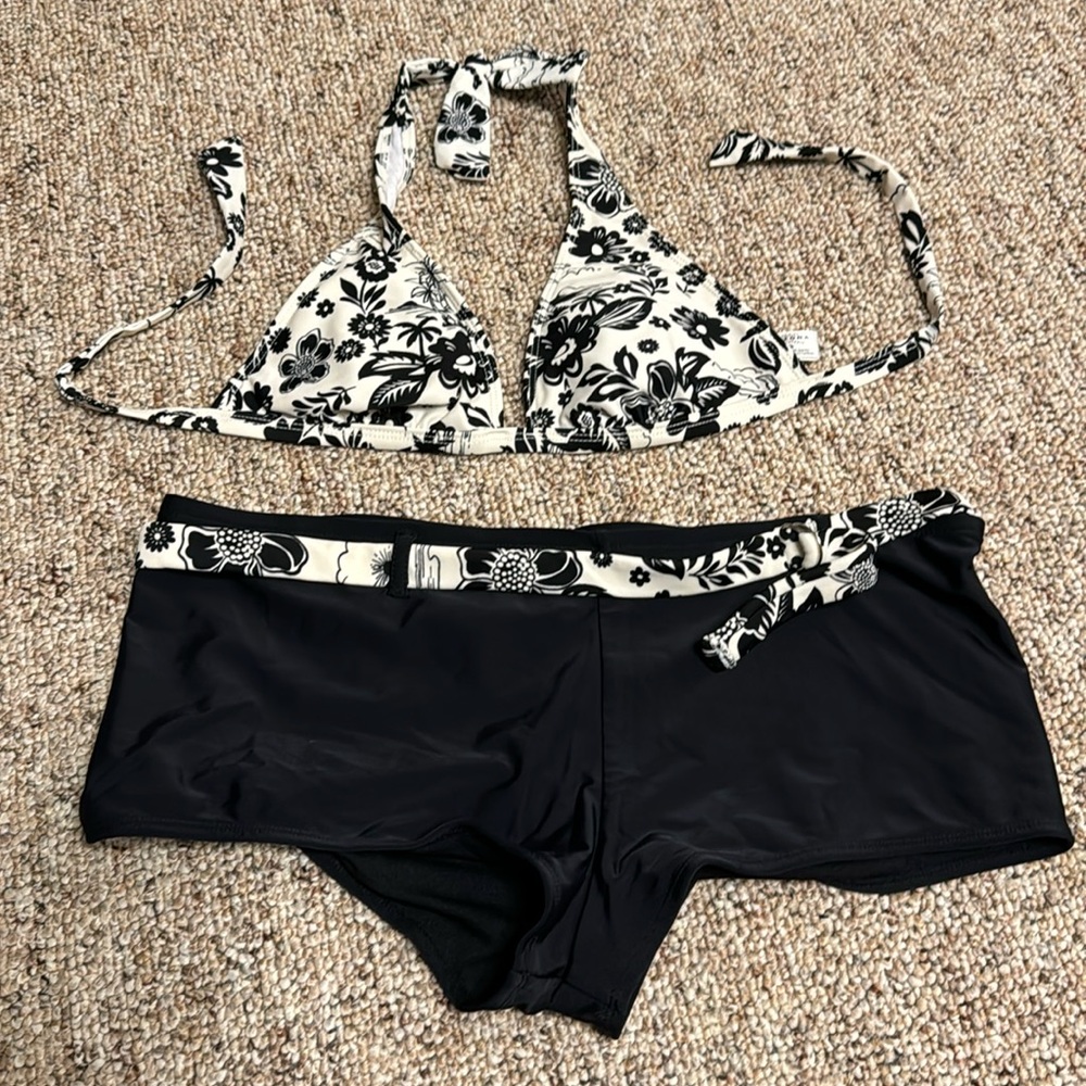 Arizona Jean company, black-and-white floral swimsuit with boy short - Picture 1 of 6